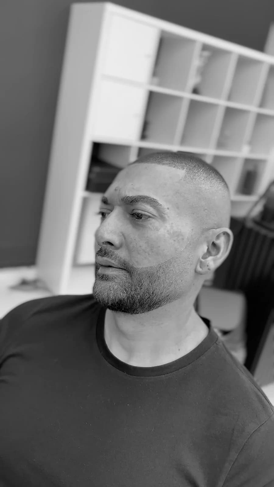 Buzz cut s tvarovanými vousy — z profilu