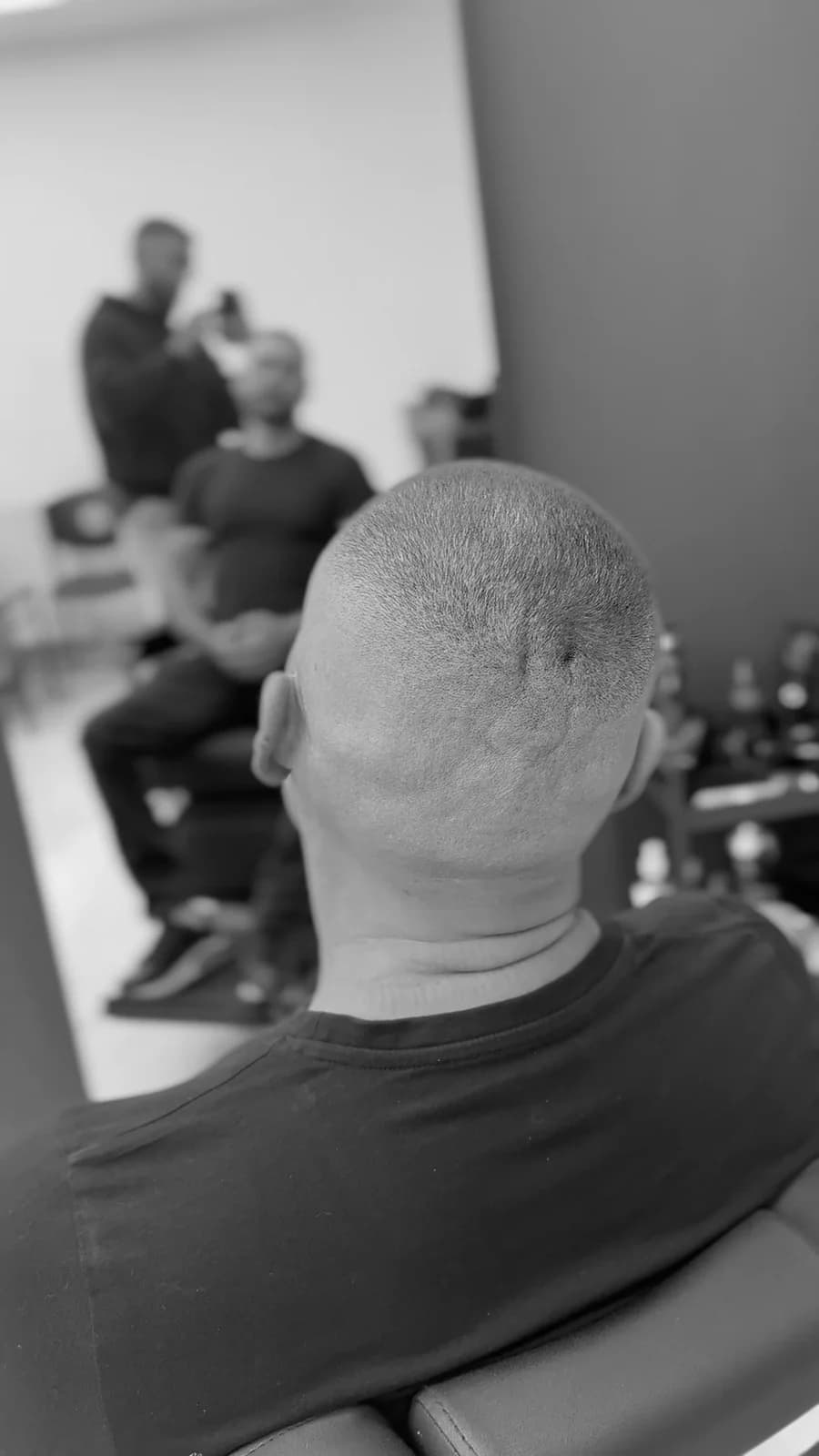 Buzz cut s tvarovanými vousy — temeno
