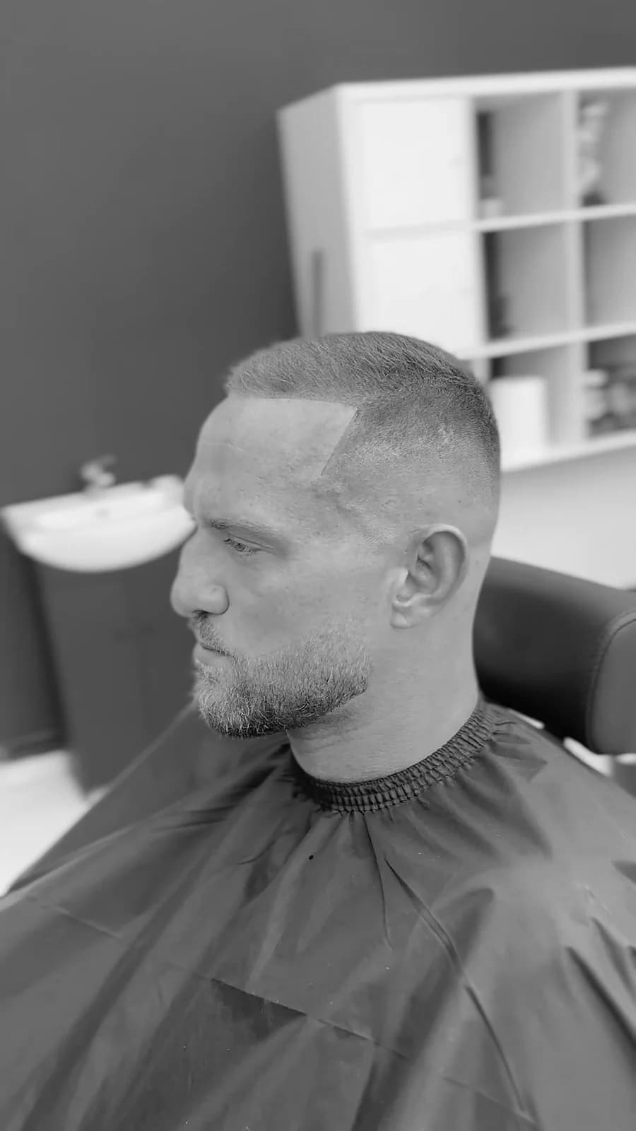 Fade se zastřiženými vousy — z profilu